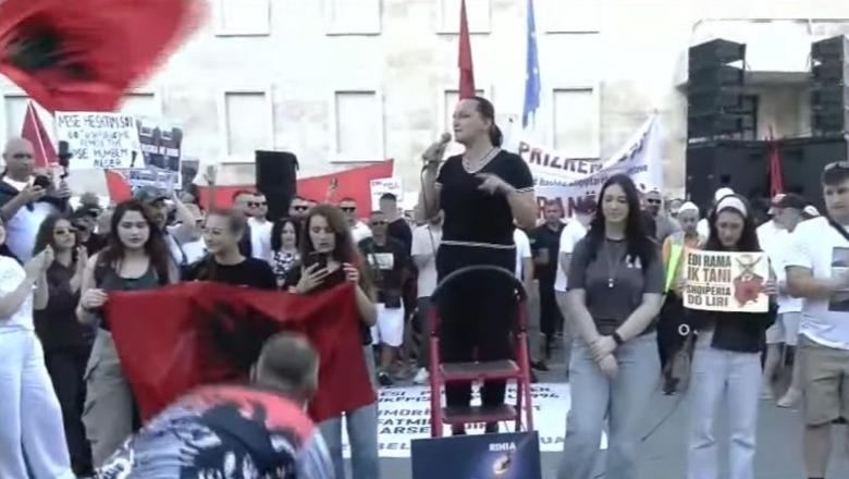 Protestuesja Luçiana Kokaj: Sot e ç'liruam një pjesë të Rrjollit nga telat me gjemba, kemi sjellë me vete një pjesë nga gardhi që hoqëm