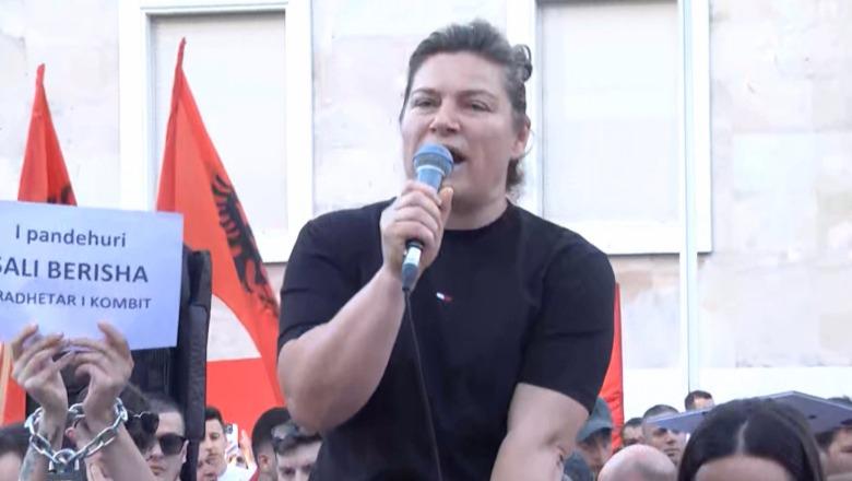 Mamaja e Martin Canit i bashkohet protestës para Kryeministrisë: Duam siguri dhe drejtësi! Djali mund të ishte mes nesh nëse do të punonin aparaturat e zemrës në spital
