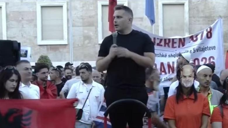 Gazetari i Tv të familjes Berisha në protestën për ‘Zvërnecin’: Na duhet qeveri e sheshit dhe hetim i Edi Ramës! Asnjë fjalë për ish-kryeministrin