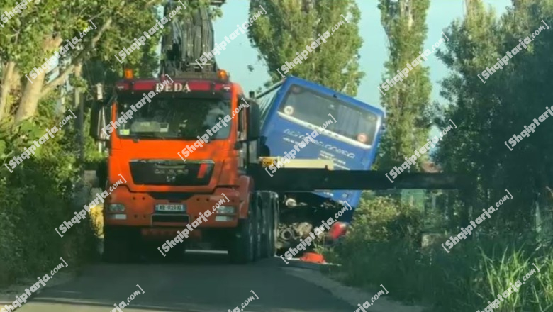 Aksident në Ishull-Shëngjin, autobusi del nga rruga dhe përfundon në kanal