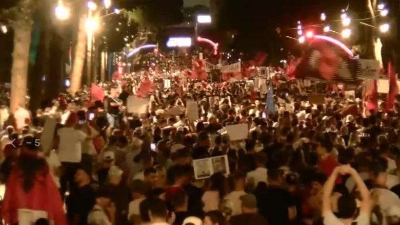 Mbyllen fjalimet para Kryeministrisë, protestuesit nisin marshimin në rrugët e Tiranës