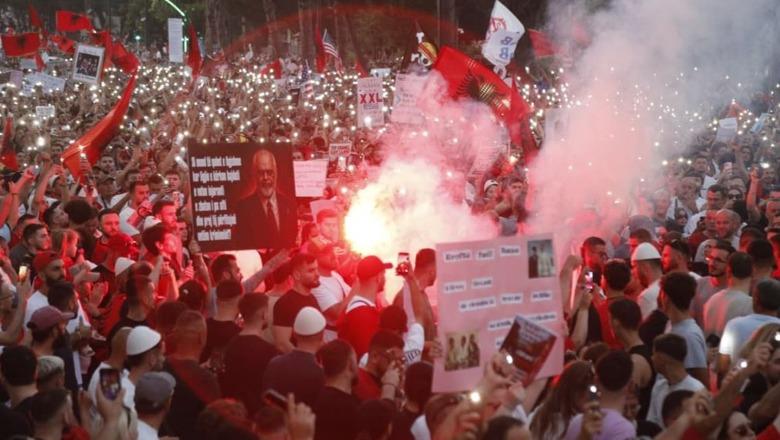 2 javë protestë para Kryeministrisë, protestuesit sërish ndezin flakadanë në mes të turmës