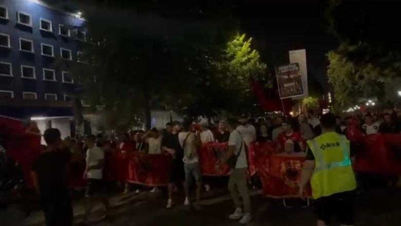 ‘Zvërneci’/ Me megafon duke ‘këshilluar’ turmën, njeriu i Shkëlzen Berishës ‘shtie në dorë’ protestën, dikton itinerarin në Rrugët e Tiranës