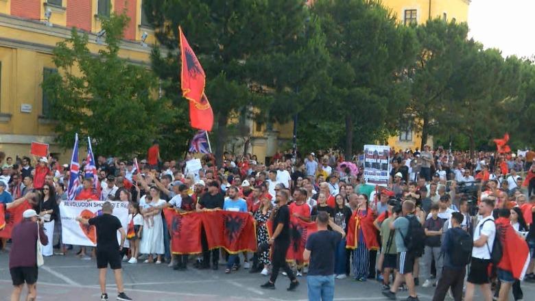 LIVE TV- Qytetarët prej 14 ditësh në protestë, nis marshimi drejt kryeministrisë