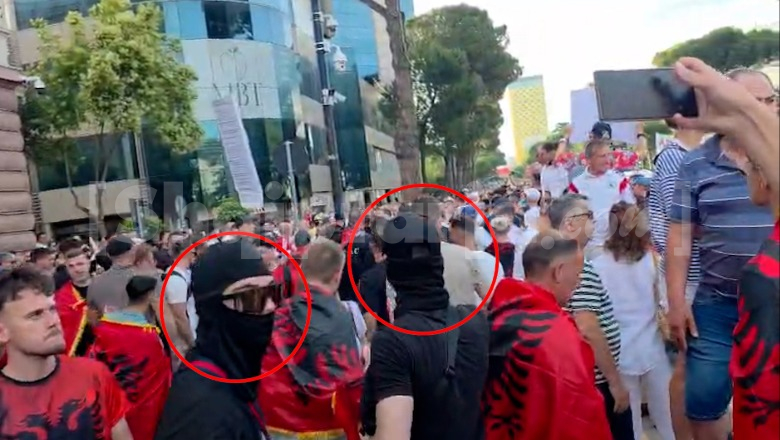 Dikush po mblidhe karta identiteti në turmë për një peticion të jashtëligjshëm, tensione në protestë! Të pranishëm persona të maskuar me kapuçë (VIDEO)