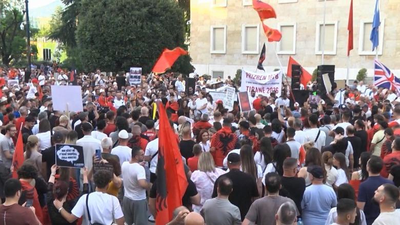 LIVE TV- Qytetarët prej 15 ditësh në protestë, mblidhen para kryeministrisë: Dorëheqje! Në turmë persona të maskuar me kapuçë e syze