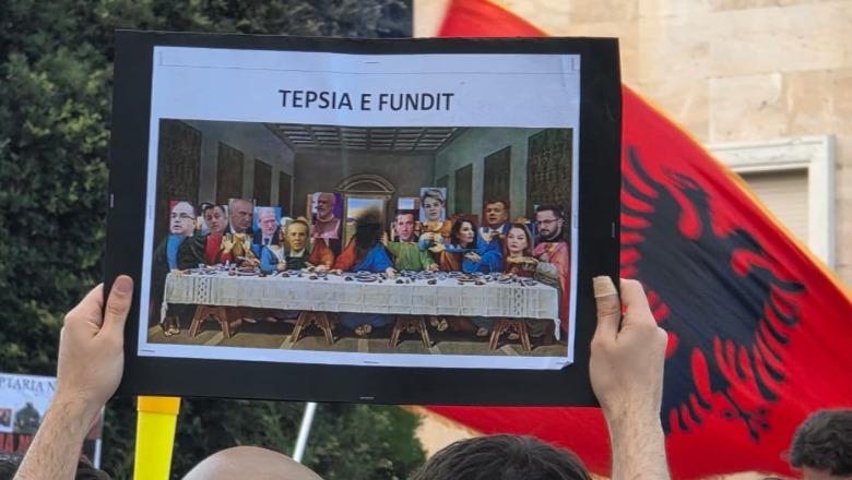 Pankartat ‘hit’ në protestën në Tiranë, qytetarët shfrenojnë imagjinatën