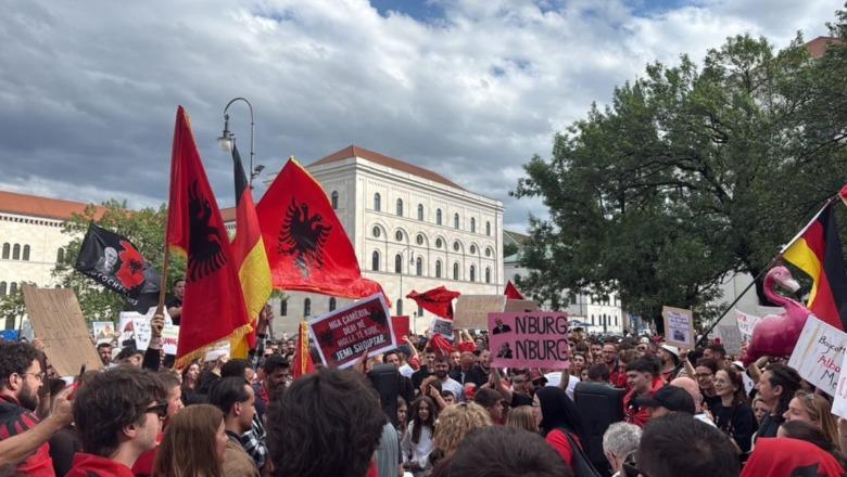 Shqiptarët në Mynih ngrihen në protestë me thirrjen ‘Rama jepe dorëheqjen’