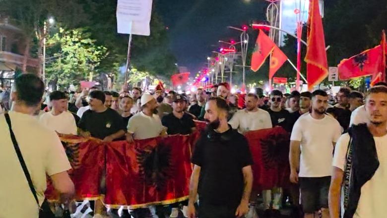 Protestuesit zgjerojnë hartën e marshimit, rrugët bllokohen deri në Laprakë