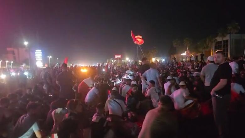 Protestuesit ulen për disa minuta në mes të autostradës Tiranë-Durrës, vijojnë përsëri marshimin