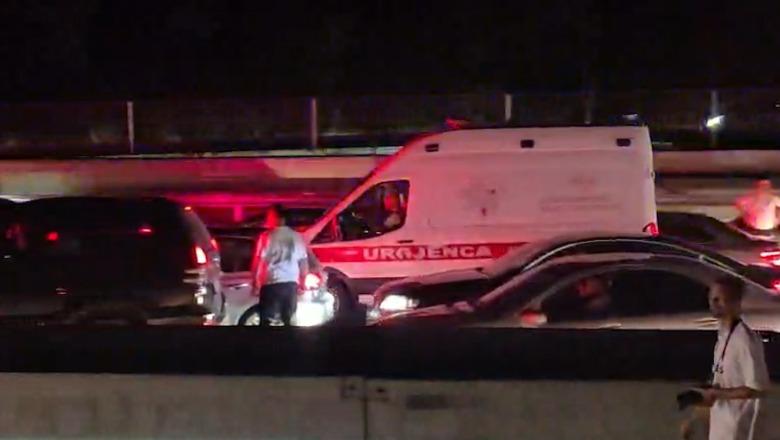 Marshimi i protestuesve në autostradën Tiranë-Durrës, ambulanca bllokohet në trafik