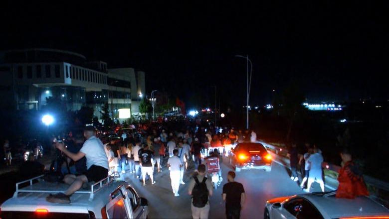 Autostrada prej 2 orësh e bllokuar, protestuesit marshojnë në rrugën drejt Rinasit! Qytetarët rrezikojnë fluturimet