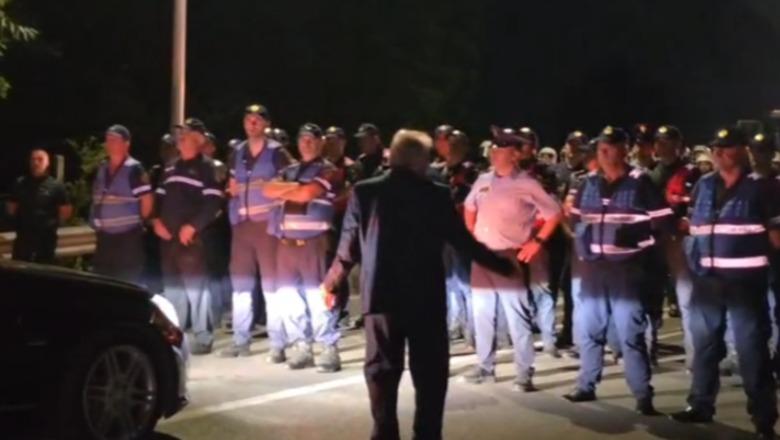 Pas gati 5 orësh marshim, policia bllokon protestuesit që të mos shkojnë deri në aeroport! Qytetarët thirrje në kor: Rama jepe dorëheqjen