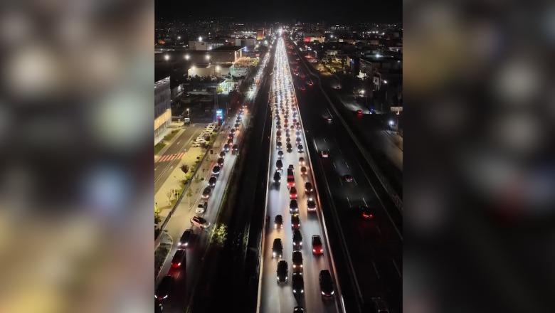PAMJET ME DRON/ Protestuesit bllokuan aksin Tiranë-Durrës, ja radha kilometrike e mjeteve që ngecën në trafik
