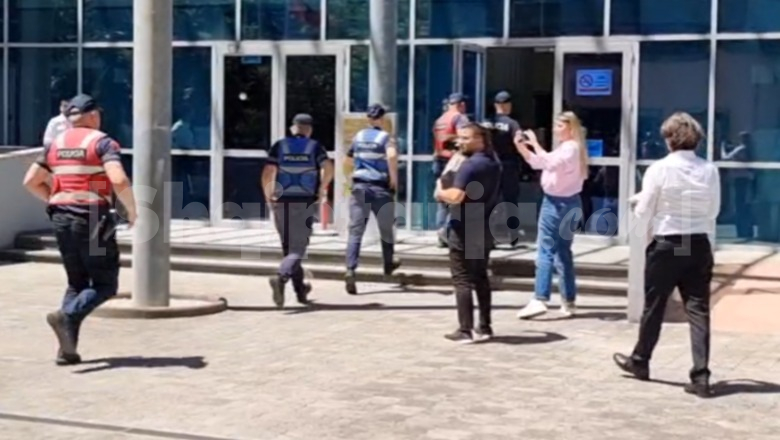 Përplasje fizike në GJKKO/ Vëllezërit Bushgjokaj dhunojnë bashkëpunëtorin brenda kafazit të xhamit, filloi të dëshmonte për vrasjen e 23-vjeçarit Renis Dobra