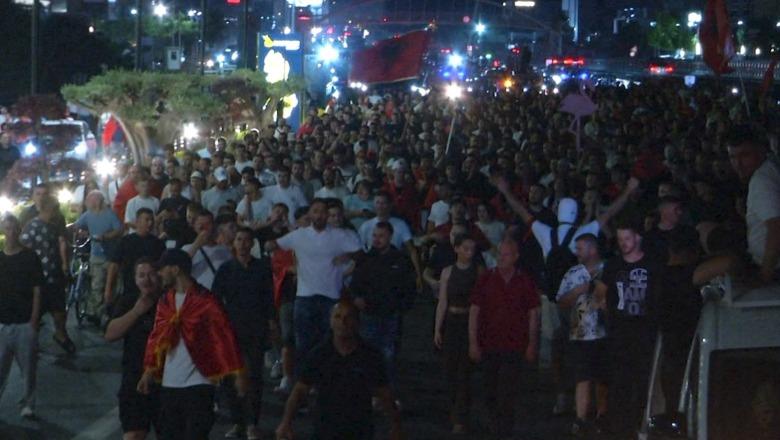 Protestuesit bllokuan autostradën dhe rrugën për Rinas, kush i orientoi drejt aeroportit? Përçahen organizatorët