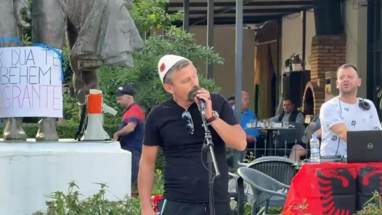 Dështon protesta e thirrur në Përrenjas, qytetari i vetëm që mori pjesë ironizon banorët: Ju falenderojmë që na shihni nga kafja