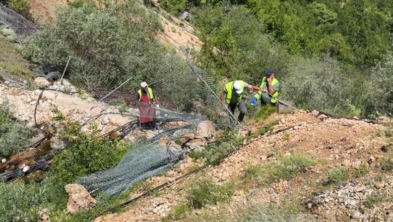 Banorët rrëzuan gardhin e HEC-it, rikthehet uji në Dardhë të Librazhdit: Kërkojmë të drejtën tonë, të merren masa