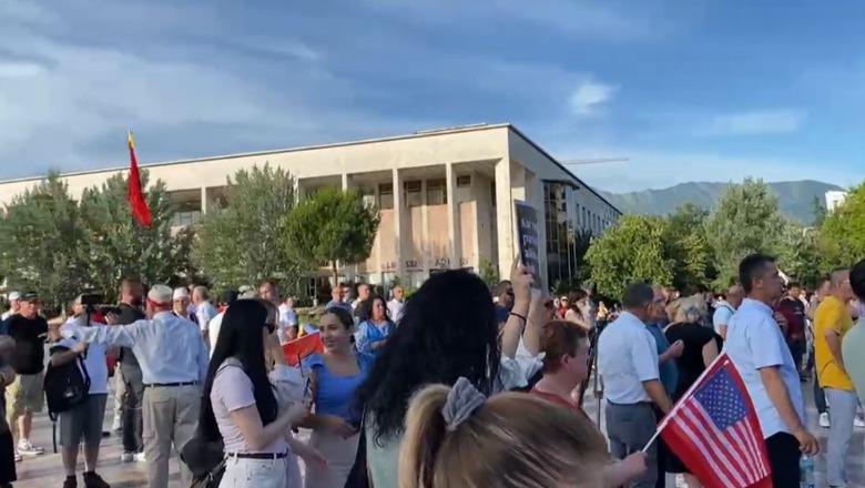 ‘Zvërneci’/ Mbahet në Tiranë protesta e 16-të, qytetarët grumbullohen në Sheshin Skënderbej
