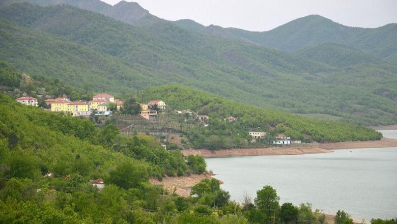 Po lundronte me motor uji, humb jetën i riu në Liqenin e Ulzës