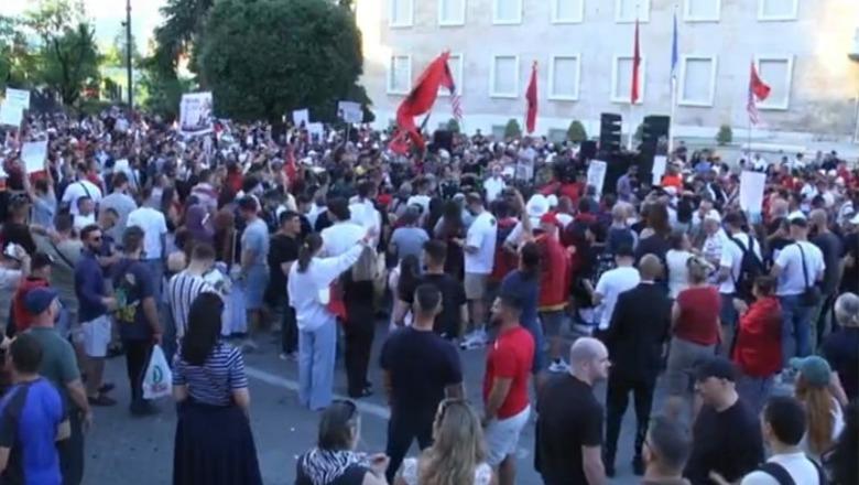 Emigranti thirrje Berishës: Jep dorëheqjen si kryetar i PD! Nëse do që Shqipëria të bëhet mirë, ik ti i pari!