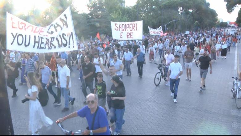 Protestuesi: T’u konfiskohen pasuritë Ramës e Berishës! Do t’i japim vendit rotacion politik, mos na braktisni!