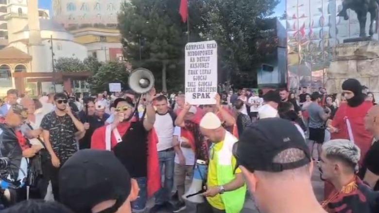 Mbrëmë bllokuan autostradën dhe rrugën e Rinasit, protestuesi: Nuk do përsëritet më! Do qëndrojmë brenda Unazës së Tiranës