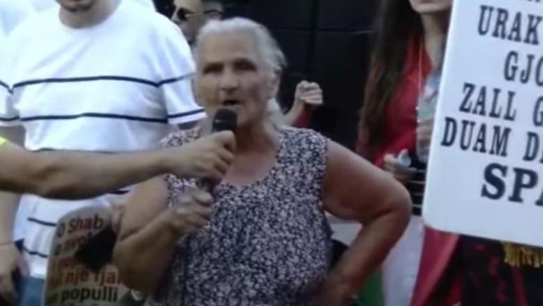 88-vjeçarja nga protesta para Kryeministrisë: Fëmijët tanë s’kanë qenë kurrë të lumtur! Qëndroni të bashkuar dhe ndajeni kafshatën e bukës bashkë