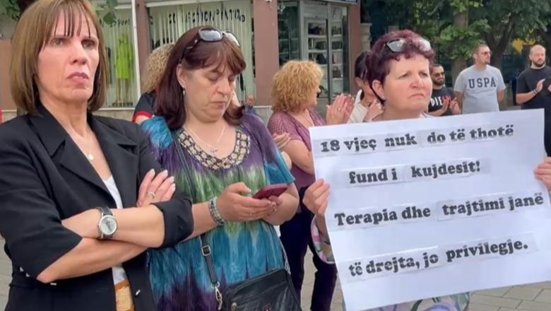 Korça në ditën e tetë të protestës, personat me aftësi të kufizuara kërkojnë trajtim e kushte më të mira