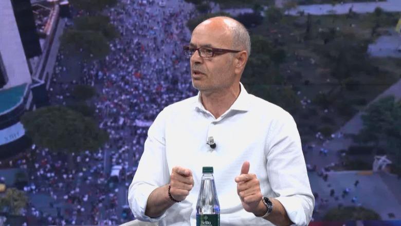 Çfarë duhet të prodhojë protesta para Kryeministrisë? Petro Koçi propozon anullimin e ndryshimeve kushtetuese të vitit 2008 dhe zgjedhjen e Presidentit nga populli