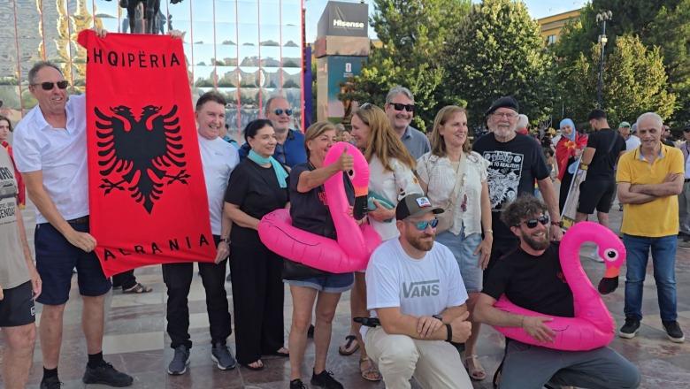 ‘Zvërneci’/ Mbahet në Tiranë protesta e 17-ë, qytetarët nisin të grumbullohen në Sheshin Skënderbej