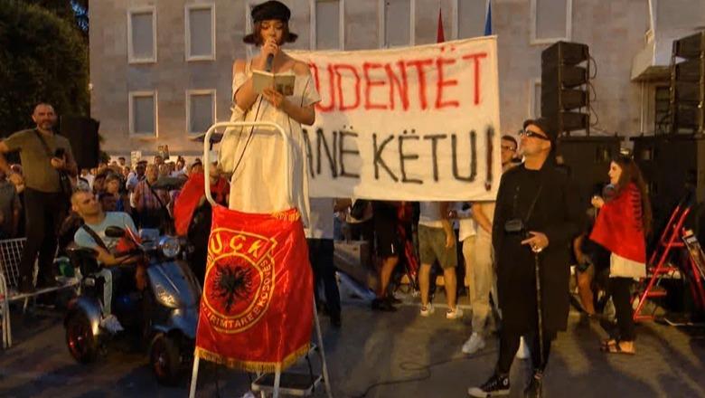 Këngëtarja Gala Dragot: Kurajë, mos lejoni politikën t’u njollosë të ardhmen! Robert Aliaj: Qeveria që s’është krah jush, është armiku juaj