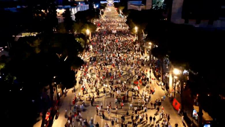 ‘Zvërneci’/ Mbahet në Tiranë protesta e 17-ë para kryeministrisë, fjalimet u lihen të rinjve! Sulmojnë komisioneren e BE: U bë Narta kos, garancitë s'pijnë ujë!