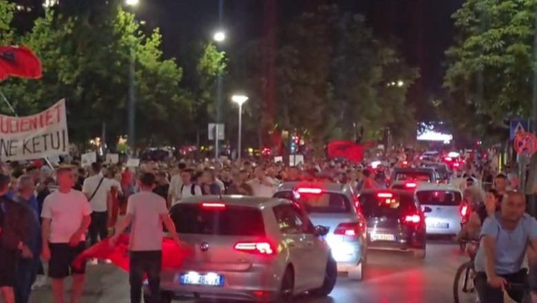 Vijon marshimi, protestuesit thirrje qytetarëve: Çohuni nga kafja!