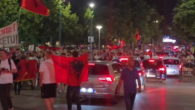 Bllokuan rrugët e Tiranës përtej orarit të njoftuar, policia vë në hetim 16 protestues, 2 të tjerë shpallen në kërkim 