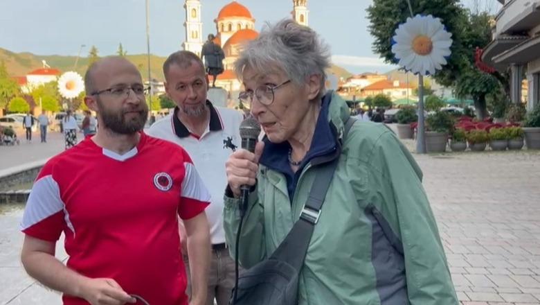 Dita e dhjetë e protestës në Korçë, turistja e huaj merr mikrofonin për të mbështetur tubuesit