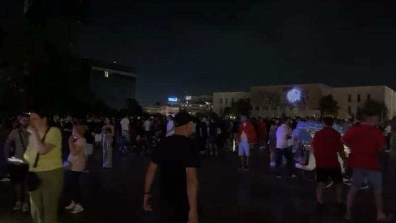 Me flamuj kombëtar dhe thirrje kundër klasës politike, mbyllet në Sheshin Skënderbej protesta e 18-të për ‘Zvërnecin’