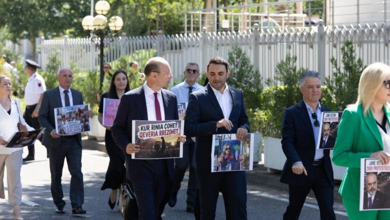 Deputetët e PD kopjojnë qytetarët në protestë, shkojnë në Kuvend me pankarta kundër qeverisë