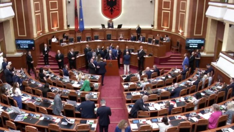 Kuvendi rikthehet mes trazirave, deputetët e PD s’lejojnë fjalën e ministrit Hoxha! Seanca ndërpritet për herë të dytë