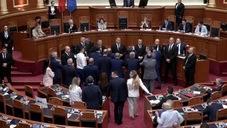 Pas 3 ndërprerjeve, e njëjta skenë në Kuvend! Deputetët e PD mbajnë peng foltoren