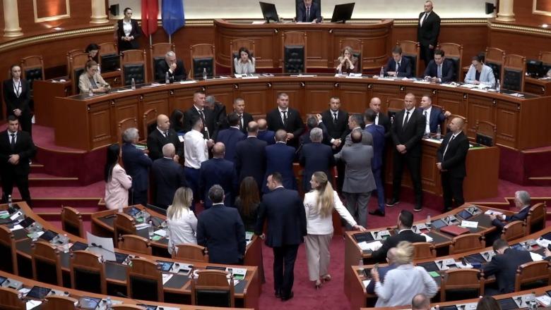 S’ka paqe në Kuvend, grupi i PD s’lëshon foltoren, seanca ndërpritet sërish