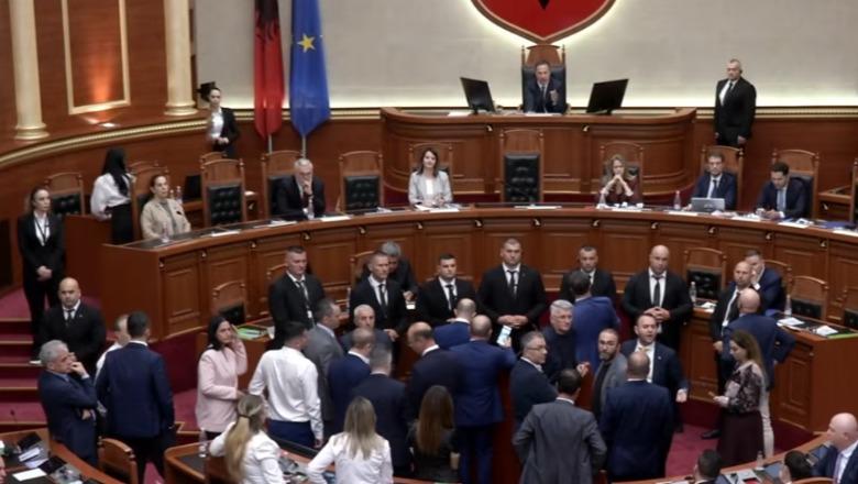 PD mban sërish të bllokuar foltoren: Rama jepe dorëheqjen! Balla: Jemi informuar që mbrëmë për këtë strategji! PS kalon direkt në votim