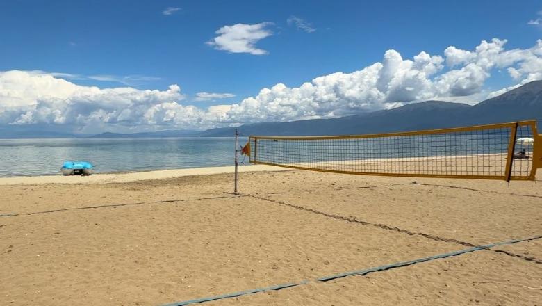 ‘Mbroni Pogradecit se po bëhet masakër’, operaratori turistik denoncon: Leje për 3 beach-bar në plazh publik! Zaptim dhe në Vlorë, sekuestrohen çadrat