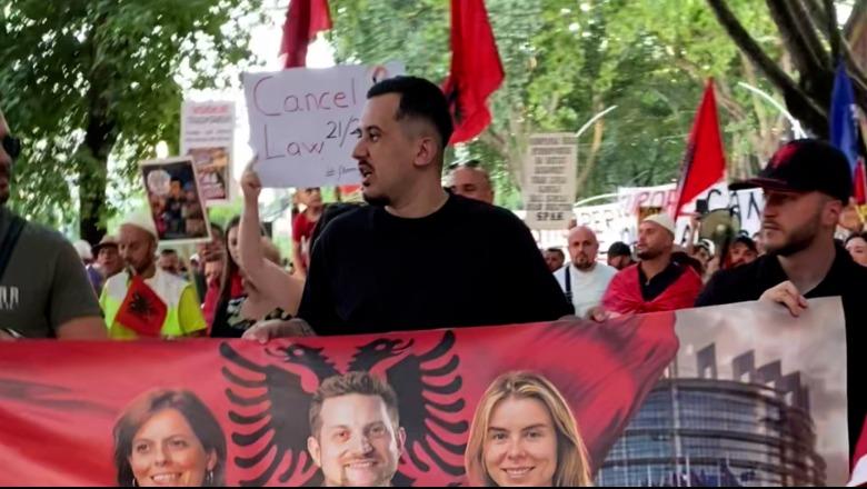 Protesta e 19-të për ‘Zvërnecin’ dhe kundër qeverisë, protestuesit mblidhen para Parlamentit, mazhoranca ndodhet aty