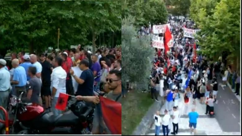 Protesta e 19-të për ‘Zvërnecin’ dhe kundër qeverisë, protestuesit mblidhen para Parlamentit me socialistët brenda: Hajdutë, tradhtarë