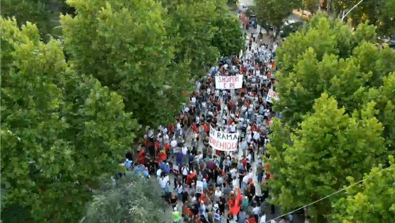 Protesta e 19-të për ‘Zvërnecin’ dhe kundër qeverisë, protestuesit mblidhen para Parlamentit me socialistët brenda: Hajdutë, tradhtarë