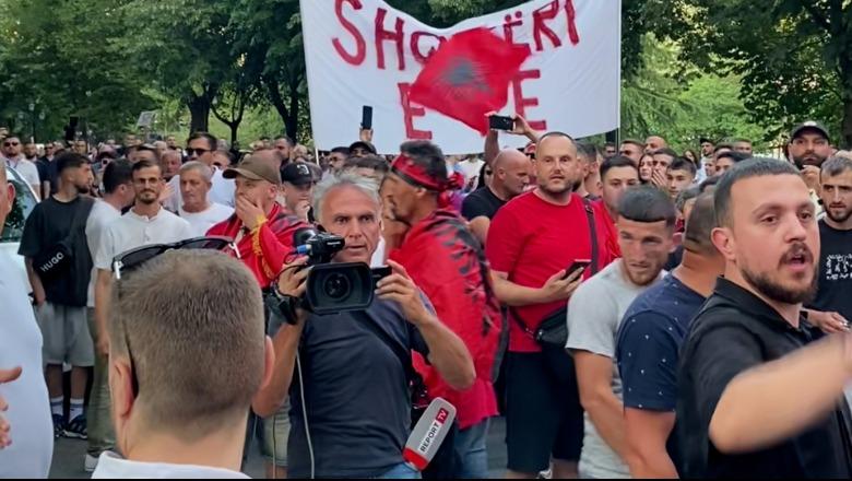 Protesta e 19-të për ‘Zvërnecin’ dhe kundër qeverisë, protestuesit mblidhen para Parlamentit me socialistët brenda: Hajdutë, tradhtarë