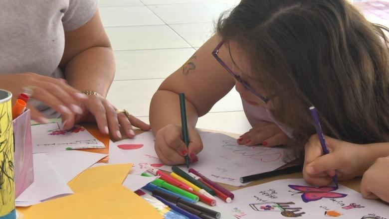 Shkollat verore në Tiranë/ Maturantja vullnetare: Me fëmijët të ikën stresi! Nxënësit: Më mirë një libër se portofol me lekë