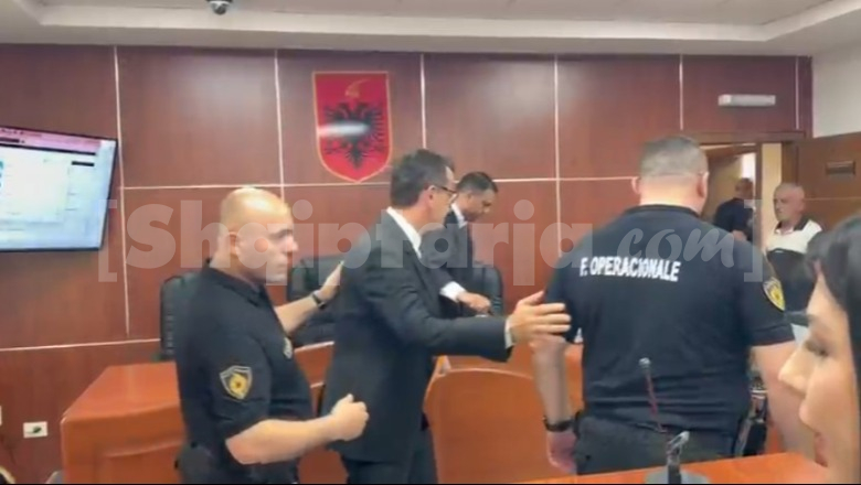 Veliaj në Administrative, momenti kur kryebashkiaku del nga salla dhe përshëndet të pranishmit