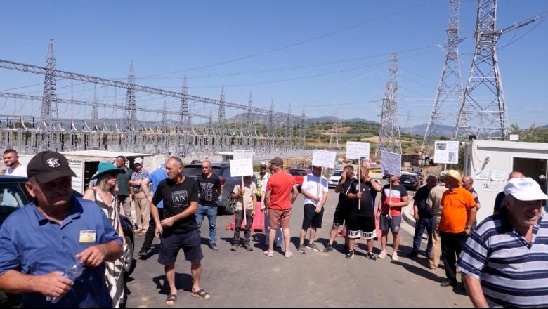 Elbasan/ Punimet për 'autostradën energjetike' shkatërrojnë rrugët! Banorët në protestë, kryebashkiaku Llatja i mbështet